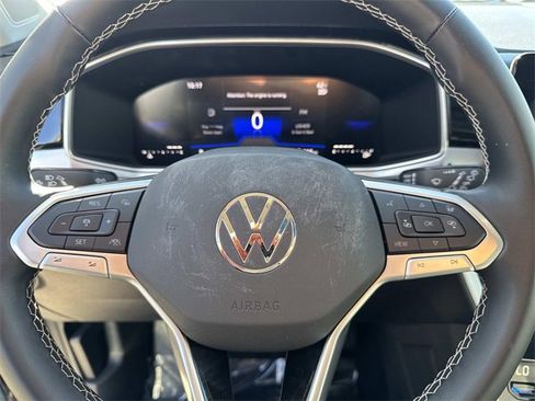 Certified 2025 Volkswagen Taos SE w/ Panoramic Sunroof Package image 16