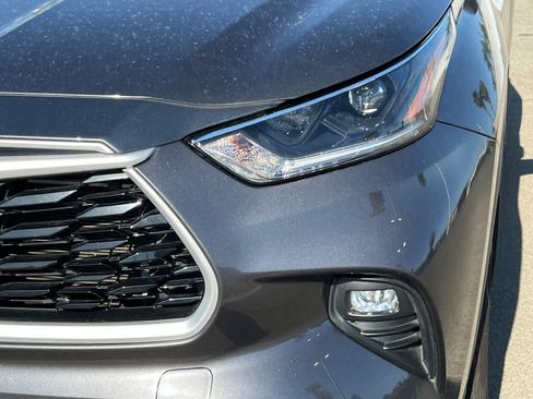 Used 2021 Toyota Highlander XLE AWD/4WD image 11