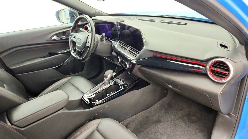 Used 2024 Chevrolet Trax RS w/ Sunroof Package FWD image 23