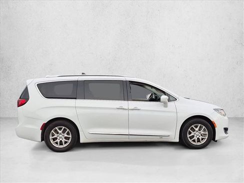 Used 2020 Chrysler Pacifica Touring-L FWD image 4