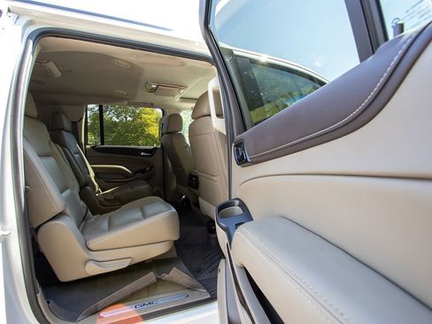 Used 2020 GMC Yukon XL SLT w/ Graphite Performance Edition image 23