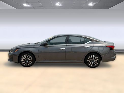 Used 2025 Nissan Altima 2.5 SV FWD image 2