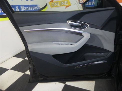 Used 2024 Audi Q8 e-tron Prestige image 29