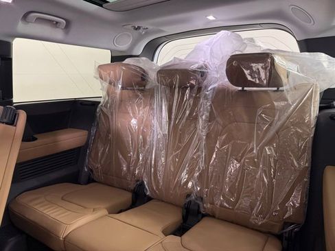 New 2026 Land Rover Defender 130 X-Dynamic SE image 21