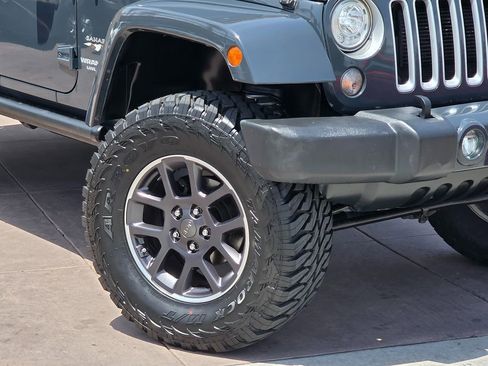 Used 2017 Jeep Wrangler Unlimited Sahara w/ Connectivity Group AWD/4WD image 4