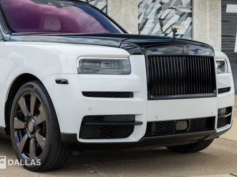 Used 2022 Rolls-Royce Cullinan w/ Technology Package AWD/4WD image 2