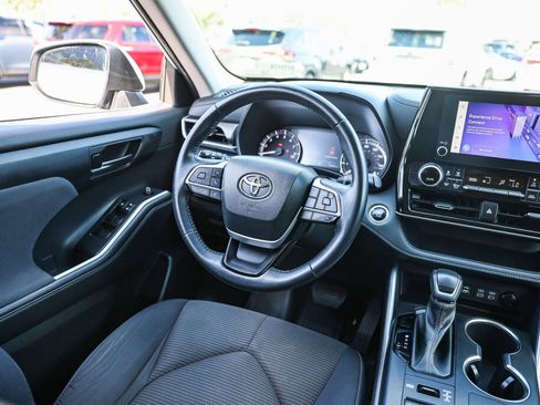 Used 2023 Toyota Highlander LE AWD/4WD image 4