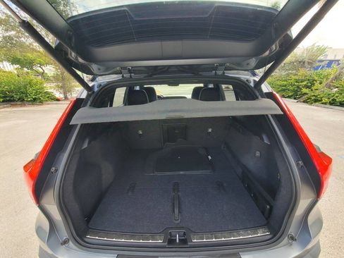 Used 2019 Volvo XC40 T5 R-Design image 10