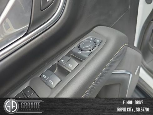 Used 2024 GMC Yukon XL SLT image 11