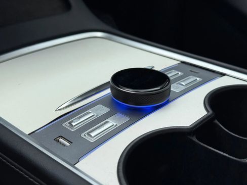 Used 2022 Tesla Model Y Long Range image 19