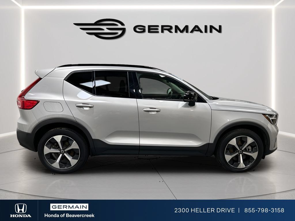 Used 2023 Volvo XC40 B4 Ultimate FWD image 9