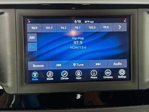 Used 2020 Chrysler Voyager L FWD image 16