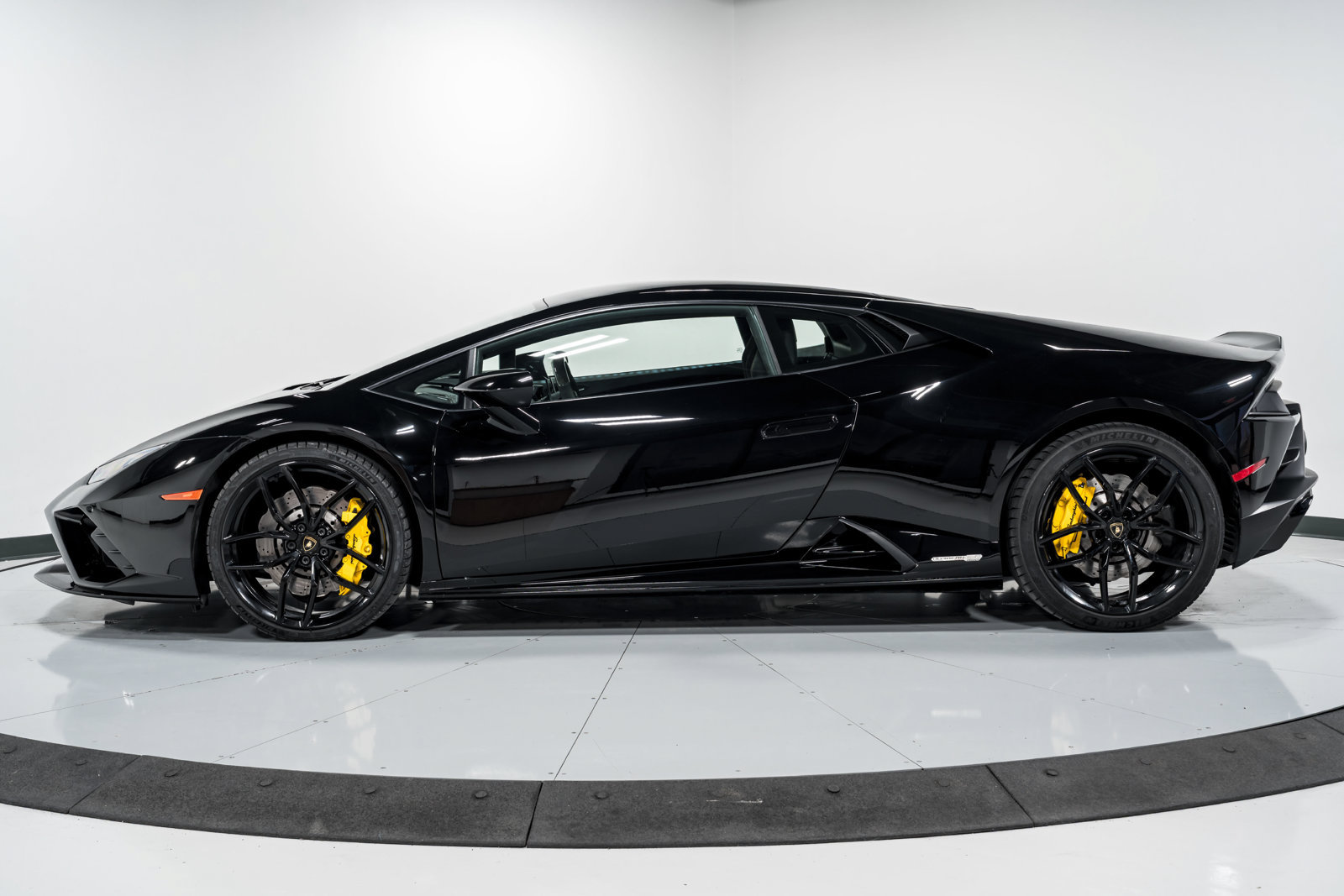 Used 2021 Lamborghini Huracan EVO RWD image 6