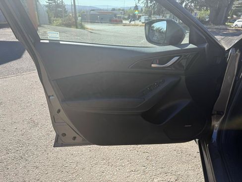 Used 2016 MAZDA MAZDA3 i Touring w/ Popular Equipment Package FWD image 11