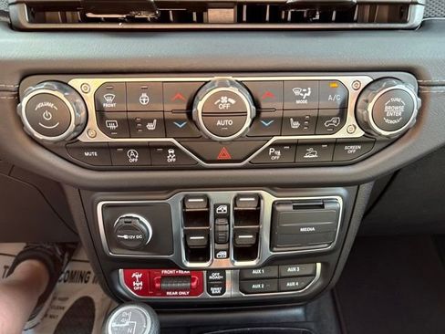 Used 2024 Jeep Wrangler Unlimited Rubicon w/ Technology Group image 18