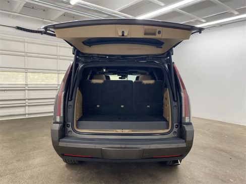 Used 2020 Cadillac Escalade Platinum image 29