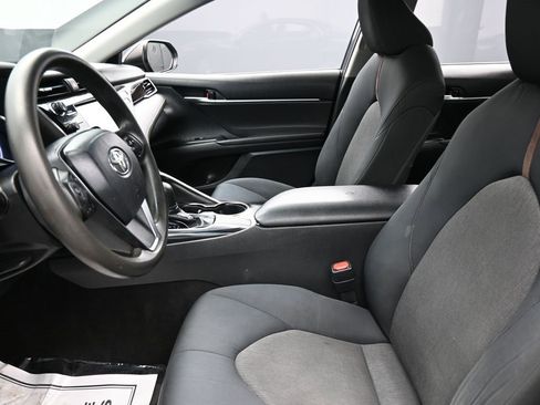 Used 2018 Toyota Camry LE image 10