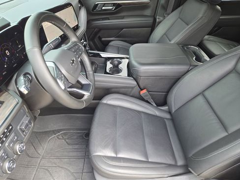 Used 2025 Chevrolet Suburban Z71 w/ Z71 Off-Road Package AWD/4WD image 8