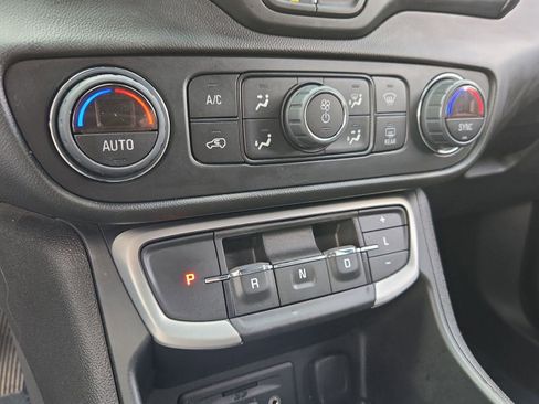 Used 2022 GMC Terrain SLT w/ Infotainment Package II image 23