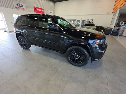 Used 2018 Jeep Grand Cherokee Altitude AWD/4WD image 5