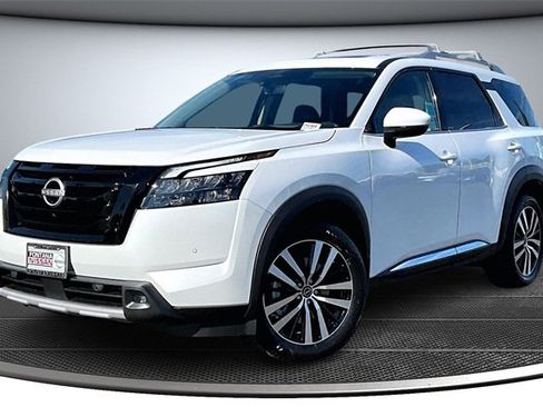 New 2025 Nissan Pathfinder Platinum image 2