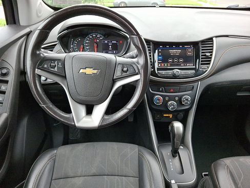 Used 2020 Chevrolet Trax LT w/ LT Convenience Package image 11