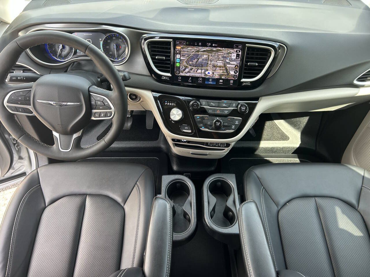 Used 2024 Chrysler Pacifica Touring-L FWD image 15