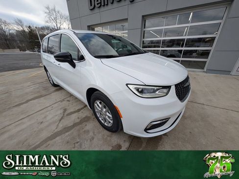 New 2026 Chrysler Pacifica Select image 1