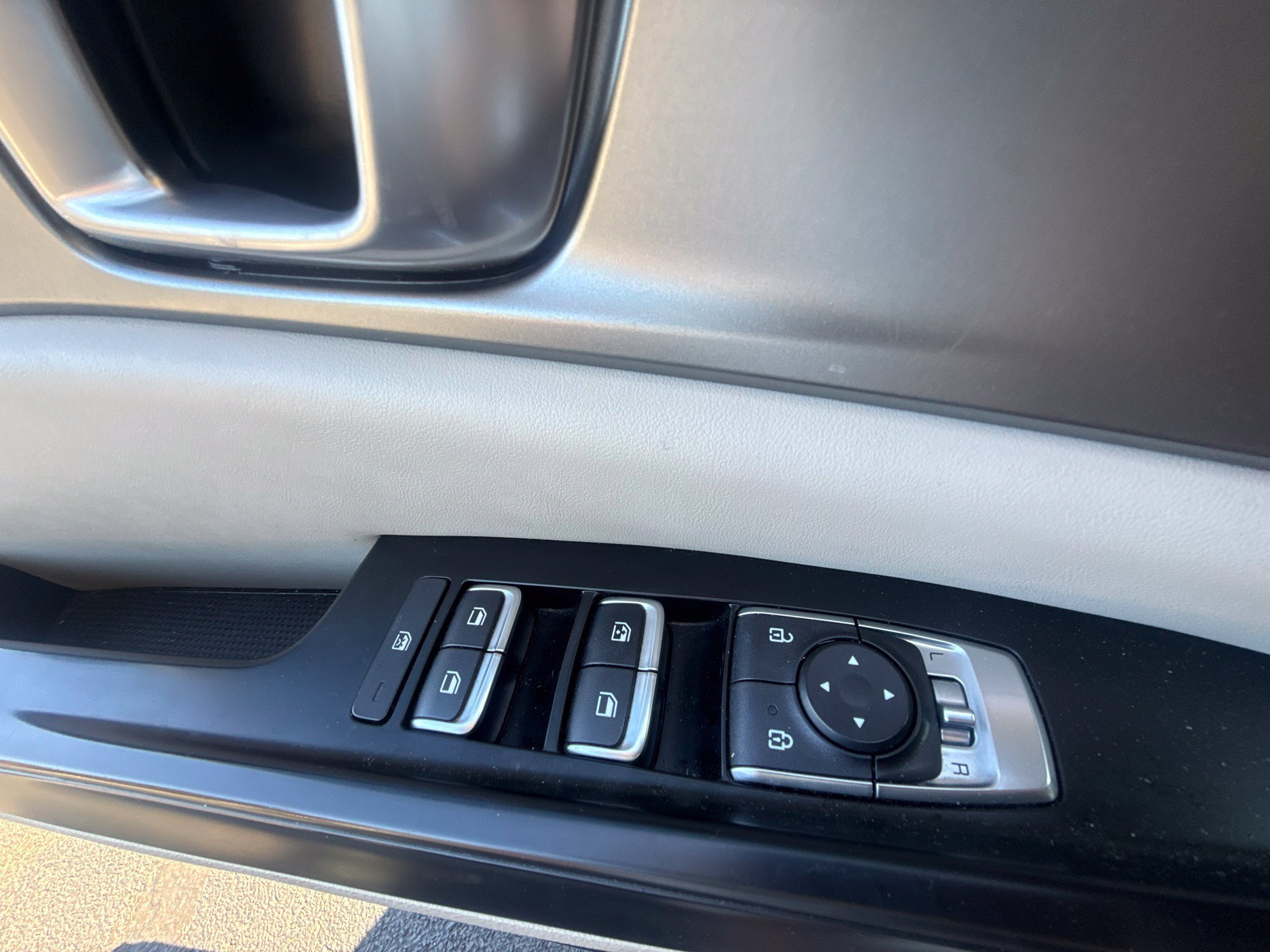 Used 2024 Kia Carnival LX FWD image 25