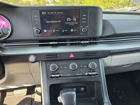 Used 2023 Kia Carnival LX image 13