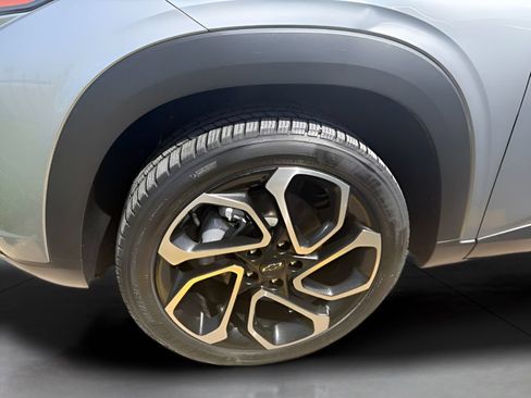 Used 2024 Chevrolet Trax RS w/ Sunroof Package FWD image 30