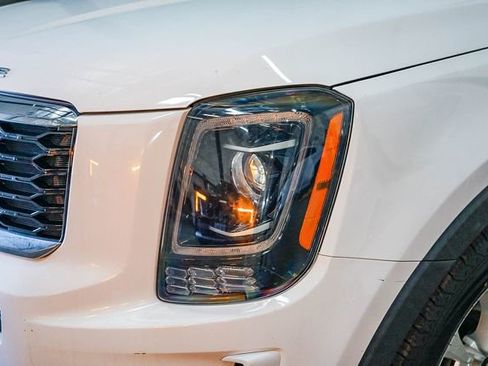 Certified 2022 Kia Telluride LX image 11
