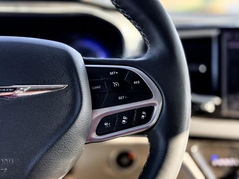 Used 2023 Chrysler Pacifica Touring-L image 16