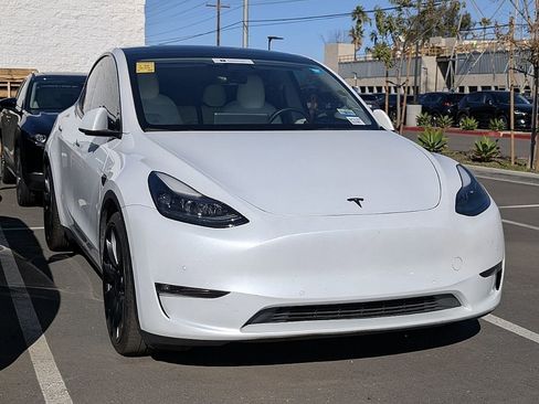 Used 2022 Tesla Model Y Performance image 11