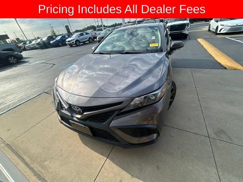 Used 2022 Toyota Camry SE FWD image 11