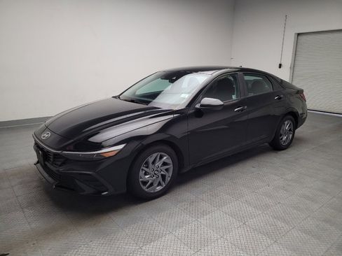 Used 2024 Hyundai Elantra SEL FWD image 2