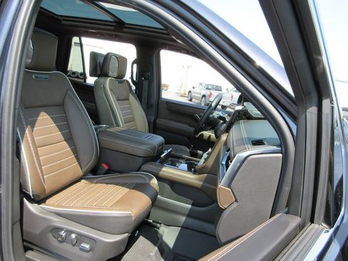 Certified 2025 GMC Yukon Denali Ultimate w/ LPO, Floor Liner Package AWD/4WD image 29