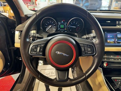 Used 2018 Jaguar XF Premium RWD image 18