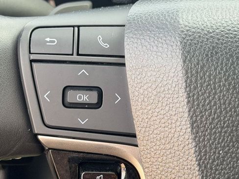 Used 2025 Toyota Camry SE FWD image 20