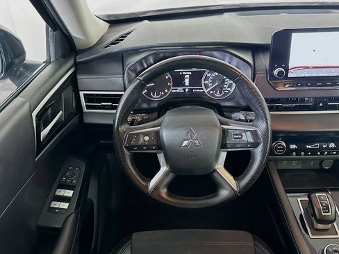 Used 2024 Mitsubishi Outlander SE image 18