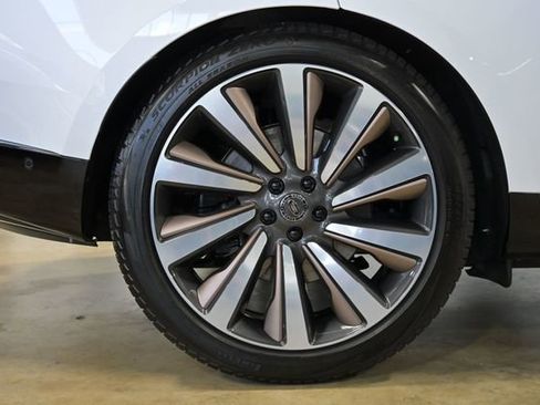 Used 2024 Land Rover Range Rover SV image 17