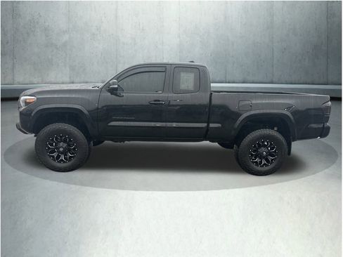 Used 2018 Toyota Tacoma TRD Sport w/ Technology Package image 2