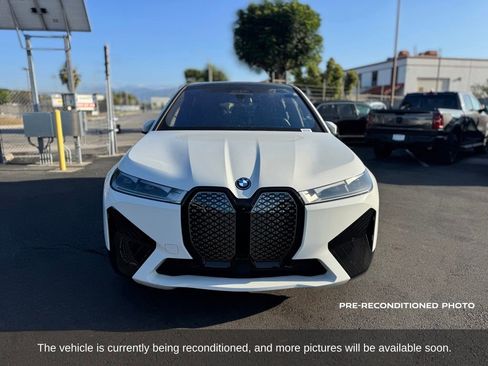 Used 2025 BMW iX xDrive50 AWD/4WD image 9