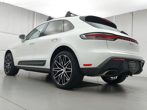 Certified 2025 Porsche Macan AWD/4WD image 3