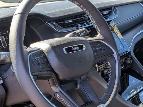 New 2025 Jeep Grand Cherokee Altitude image 19