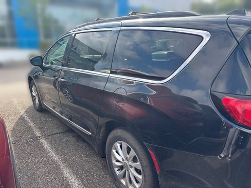 Used 2017 Chrysler Pacifica Touring-L FWD image 2