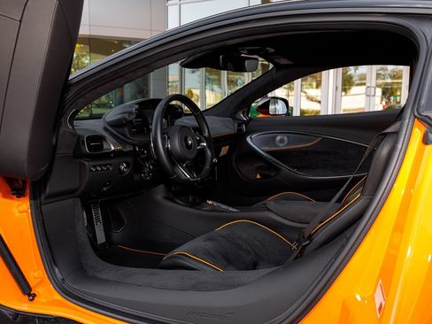 Used 2025 McLaren Artura RWD image 50