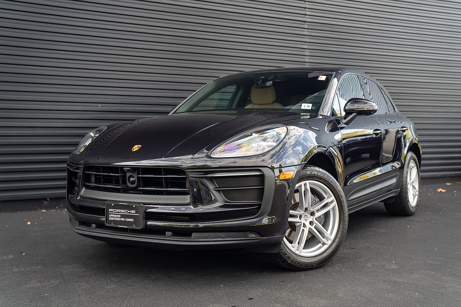 Used 2023 Porsche Macan AWD/4WD image 1