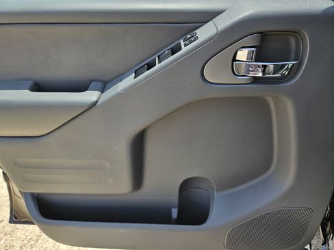 Used 2016 Nissan Frontier SL w/ Moonroof Package RWD image 15
