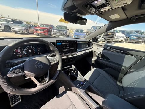 Certified 2025 Volkswagen Tiguan SE R-Line AWD/4WD image 13
